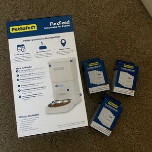 NWT PetSafe FlexFeed Automatic Pet Feeder plus 12 food saver pouches